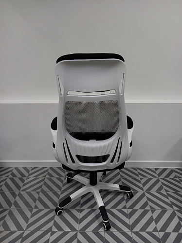 Компьютерное кресло Burgos черное из шоурума 7